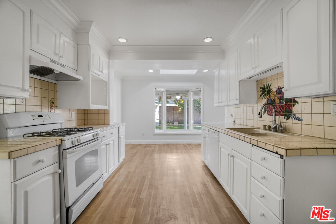 9251 Greenwich Ln