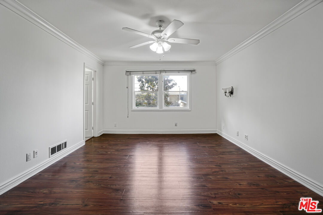 9251 Greenwich Ln