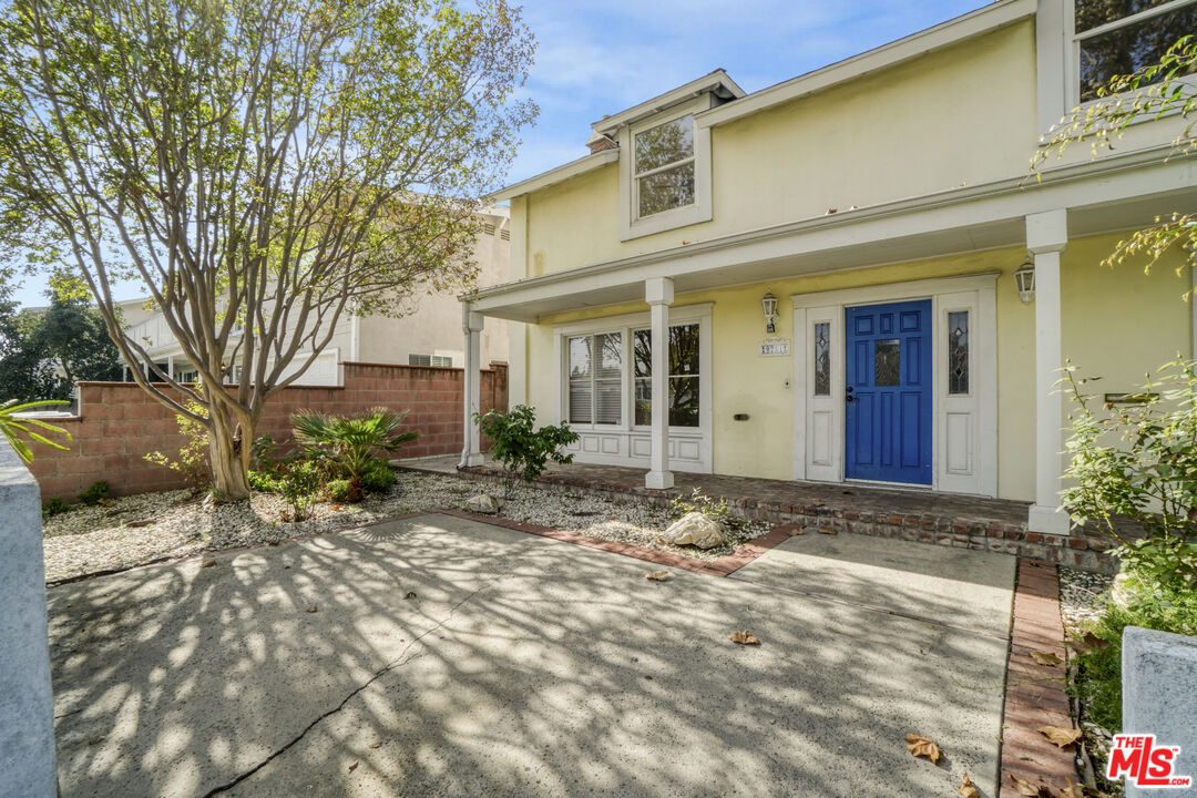 9251 Greenwich Ln