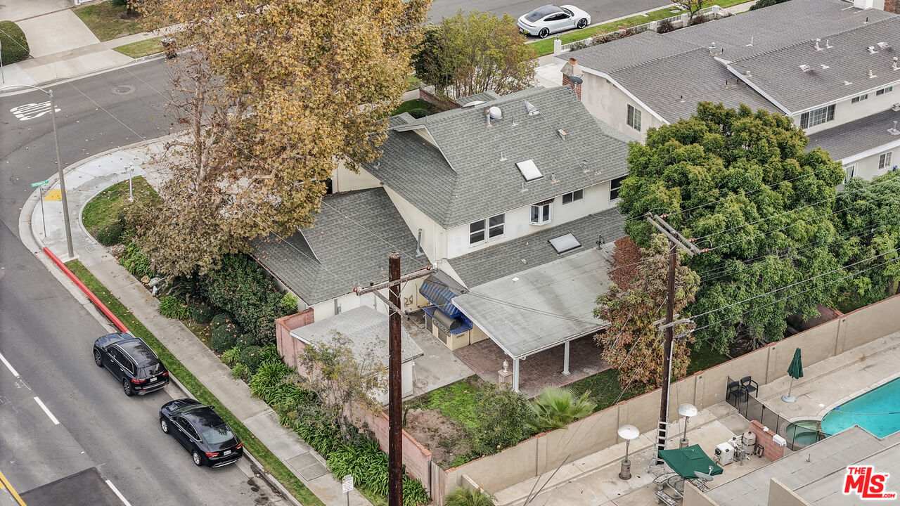 9251 Greenwich Ln