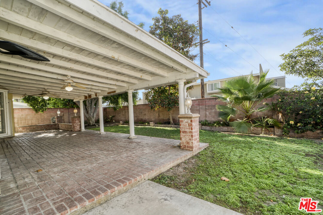 9251 Greenwich Ln
