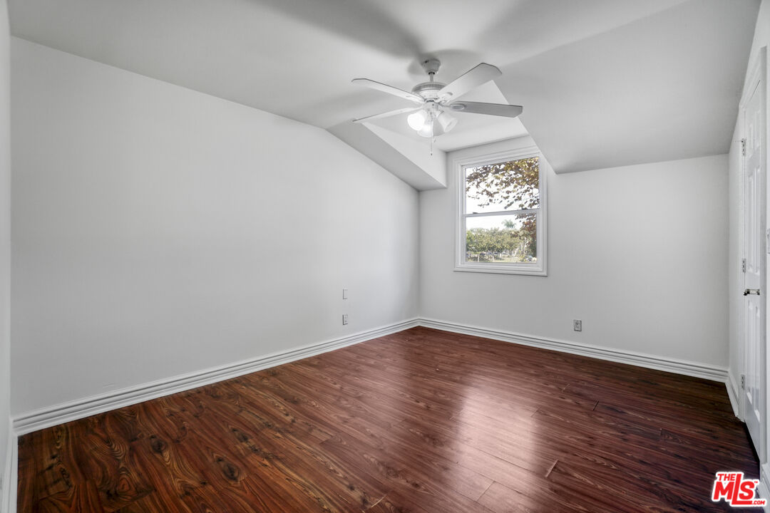 9251 Greenwich Ln