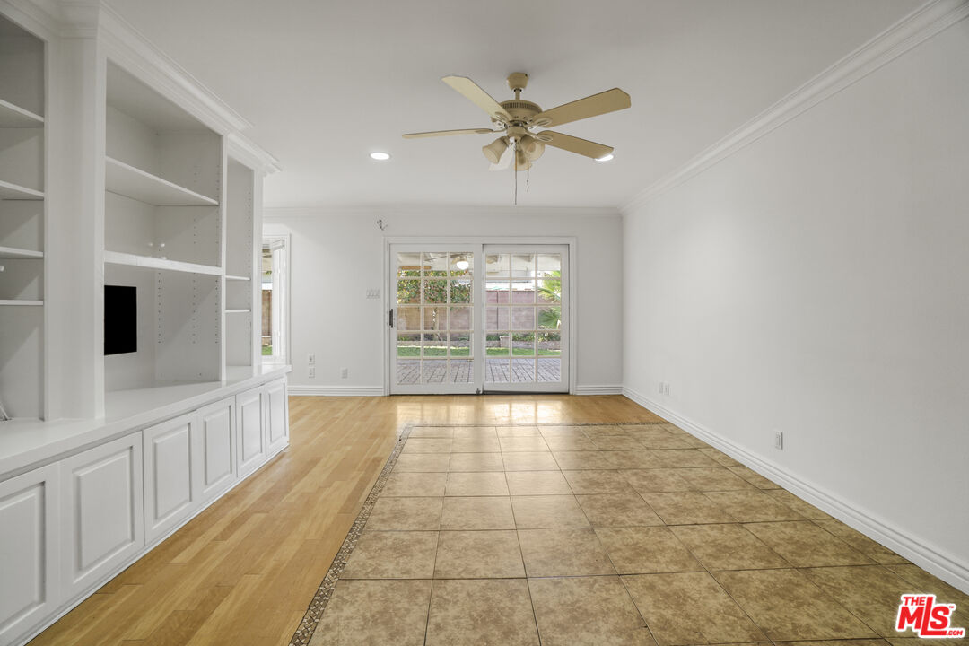 9251 Greenwich Ln