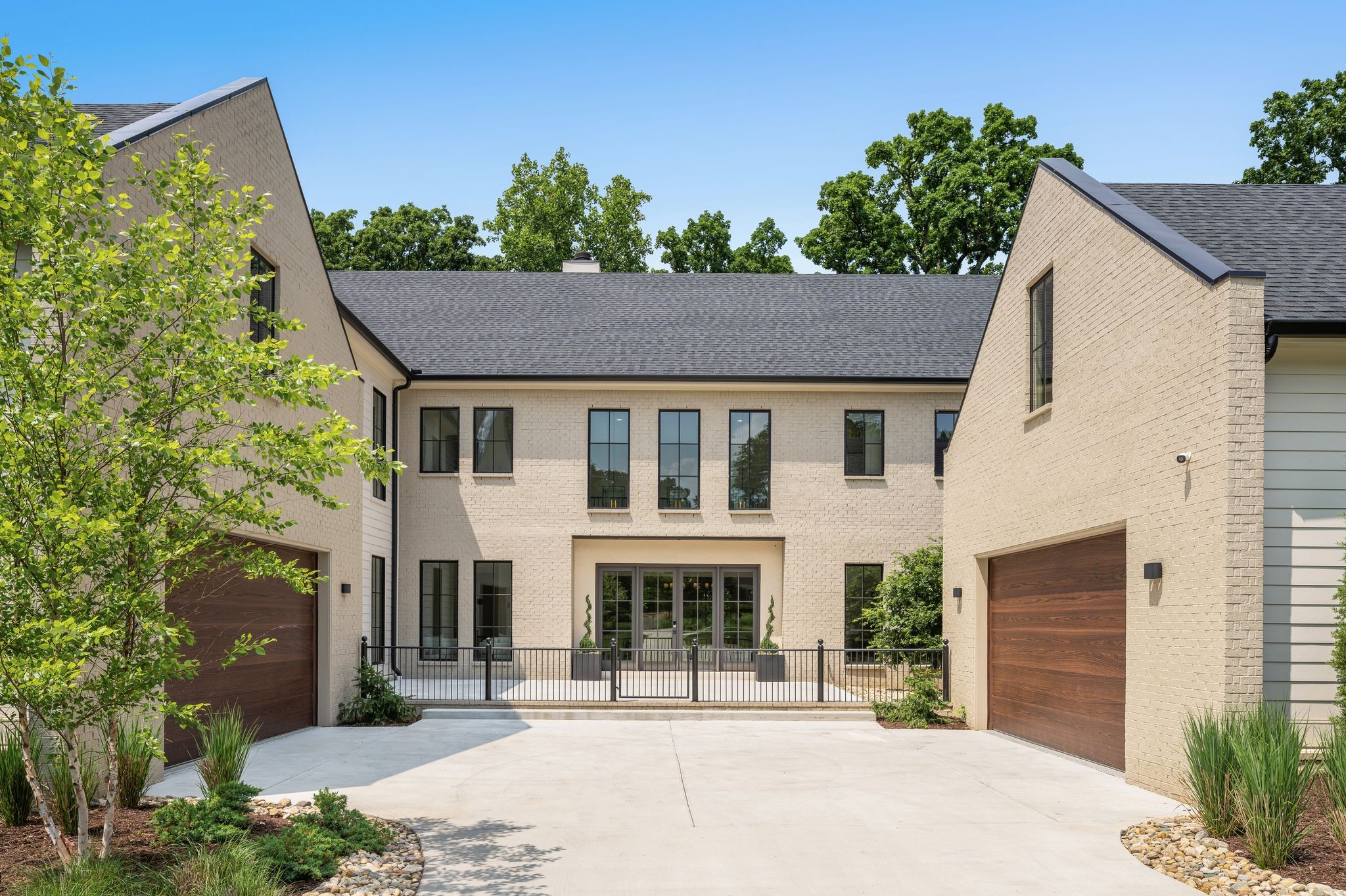 3104 Woodlawn Dr