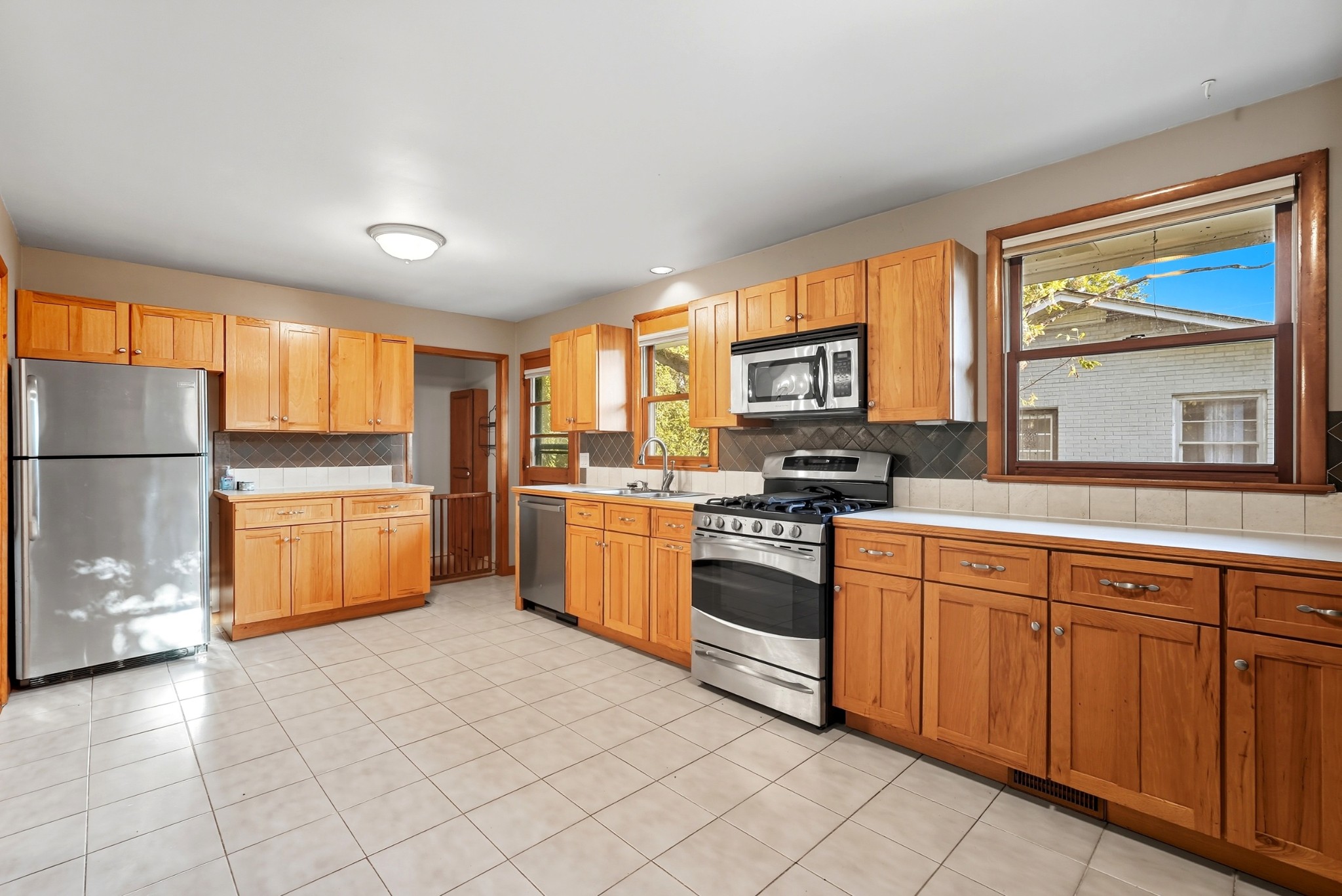 597 Whispering Hills Dr