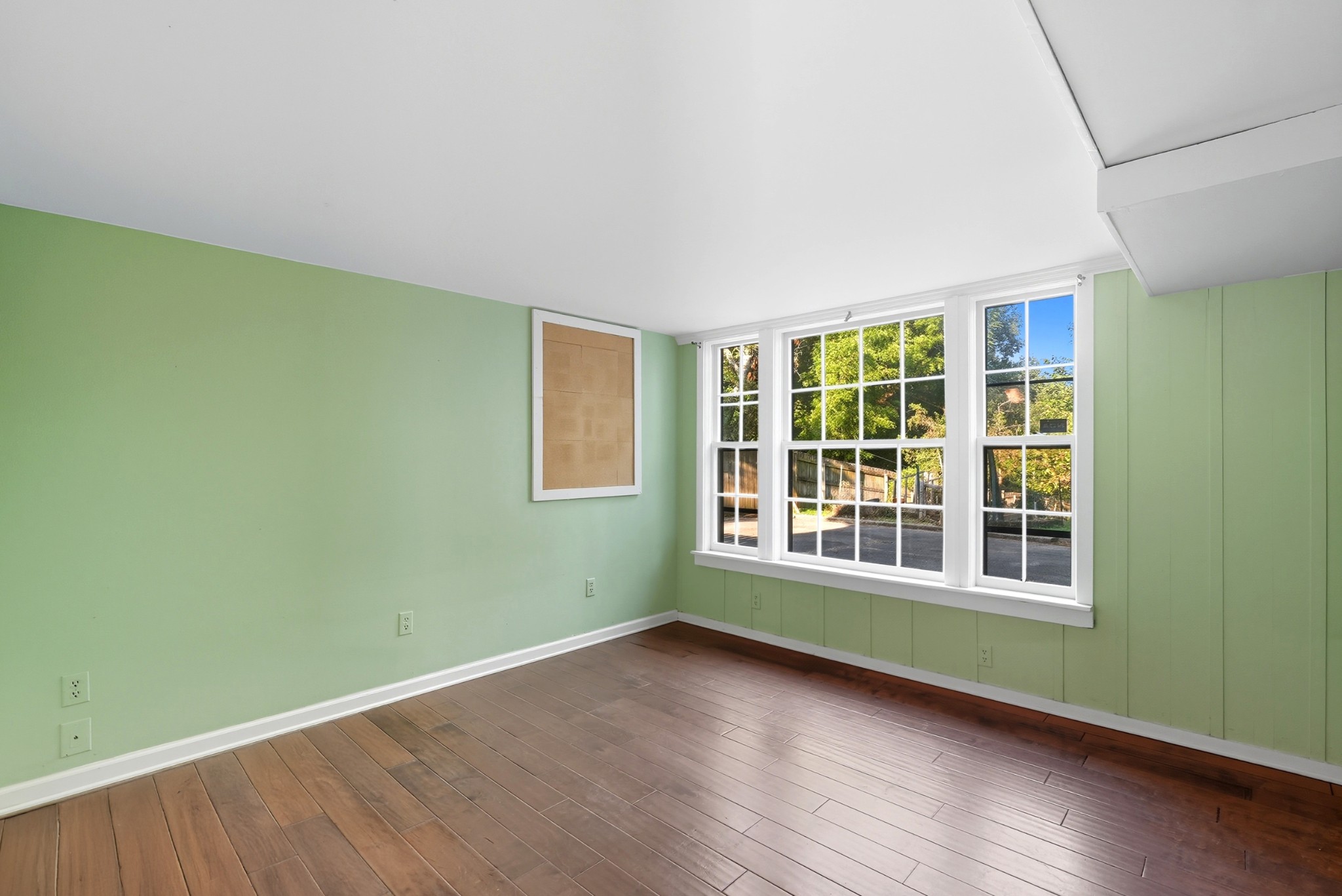 597 Whispering Hills Dr