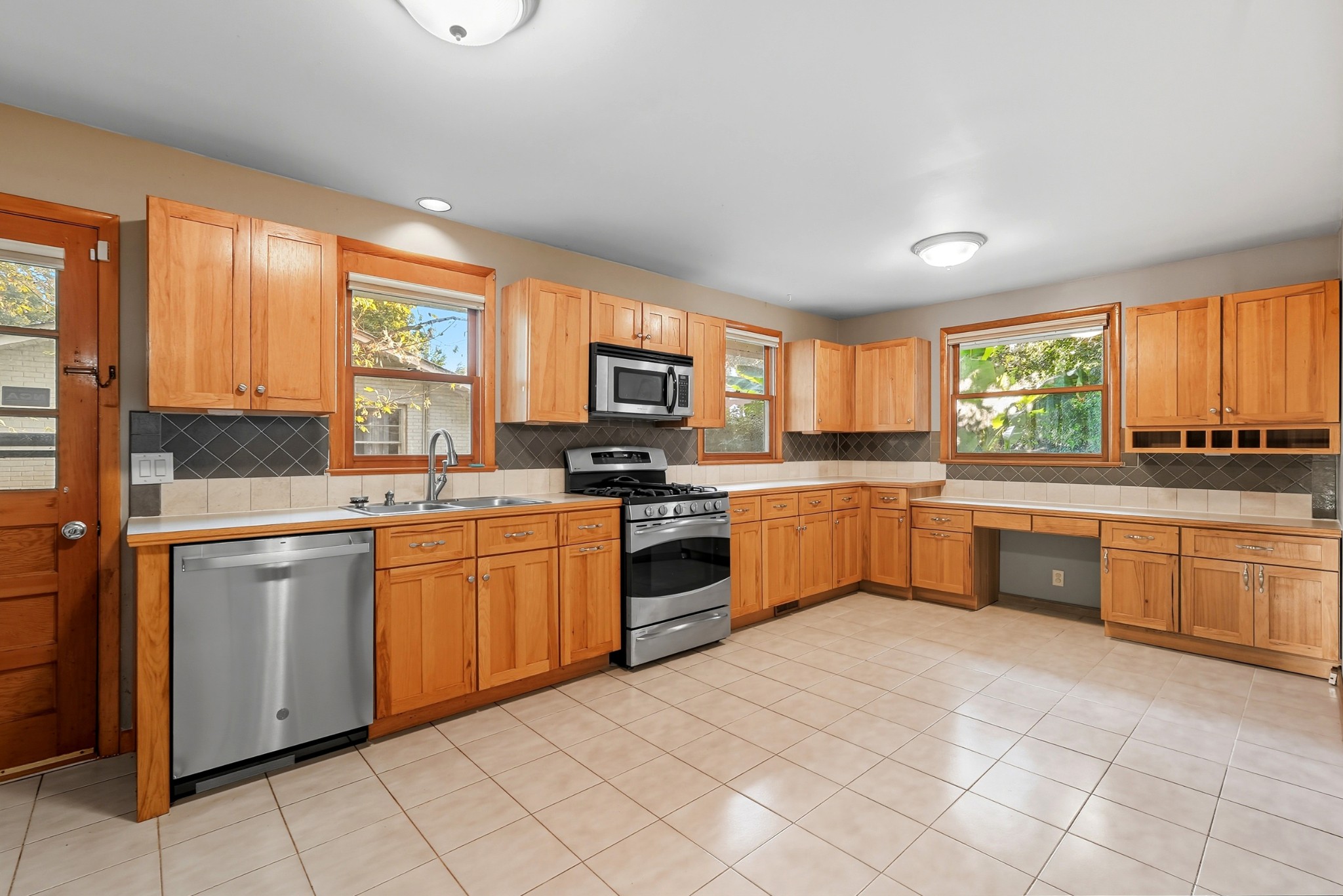 597 Whispering Hills Dr