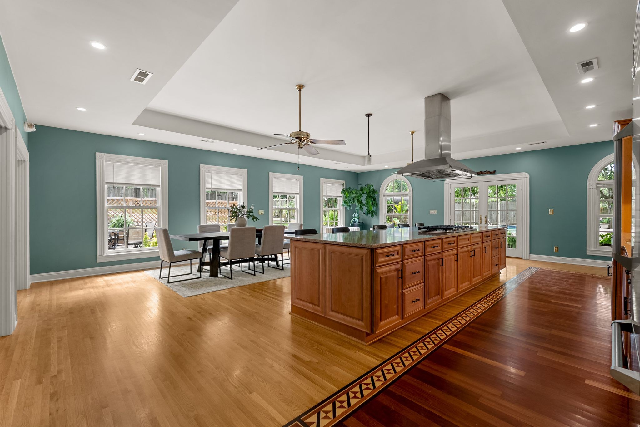 615 W Meade Dr