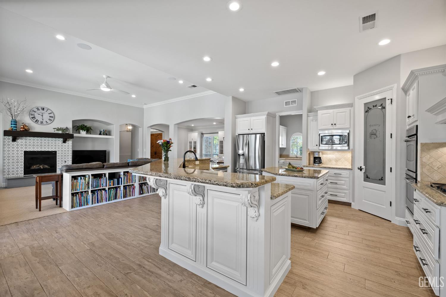 15918 Clos Du Val Avenue