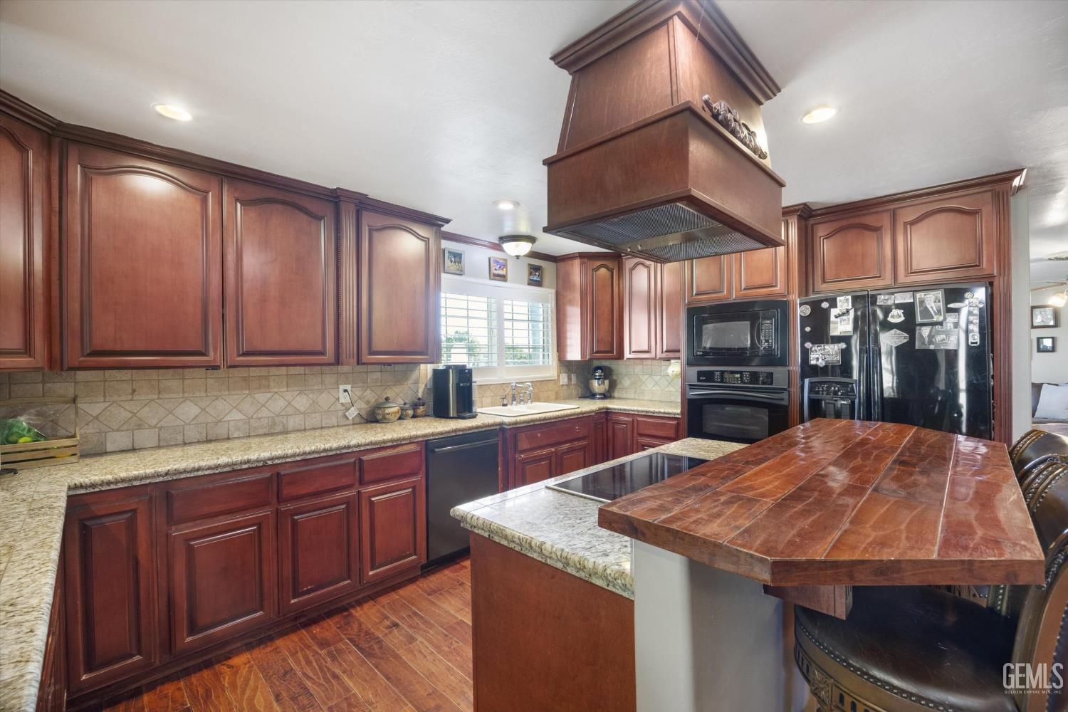 6116 Mandy Lane