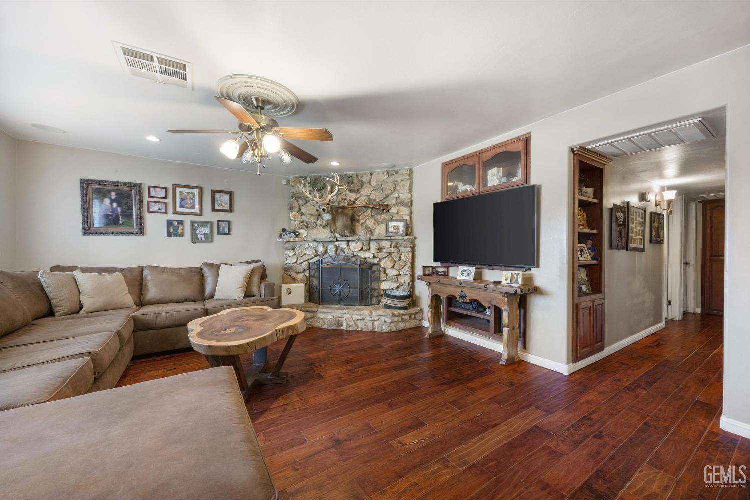 6116 Mandy Lane