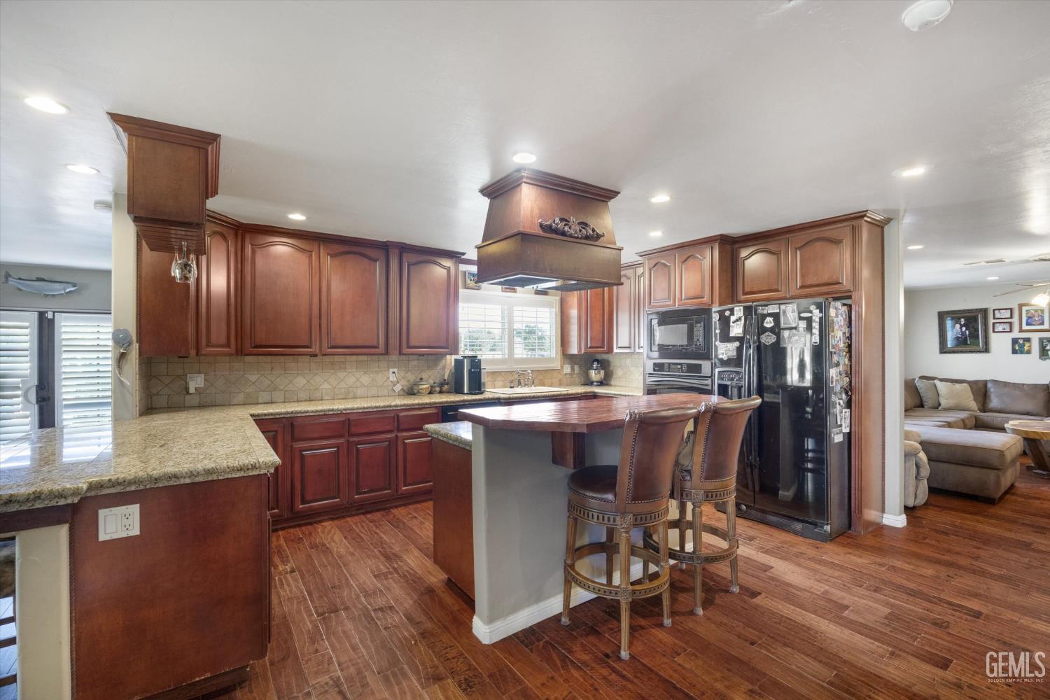 6116 Mandy Lane