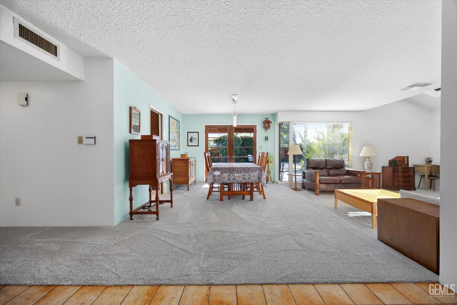 1912 Glenbrea Court