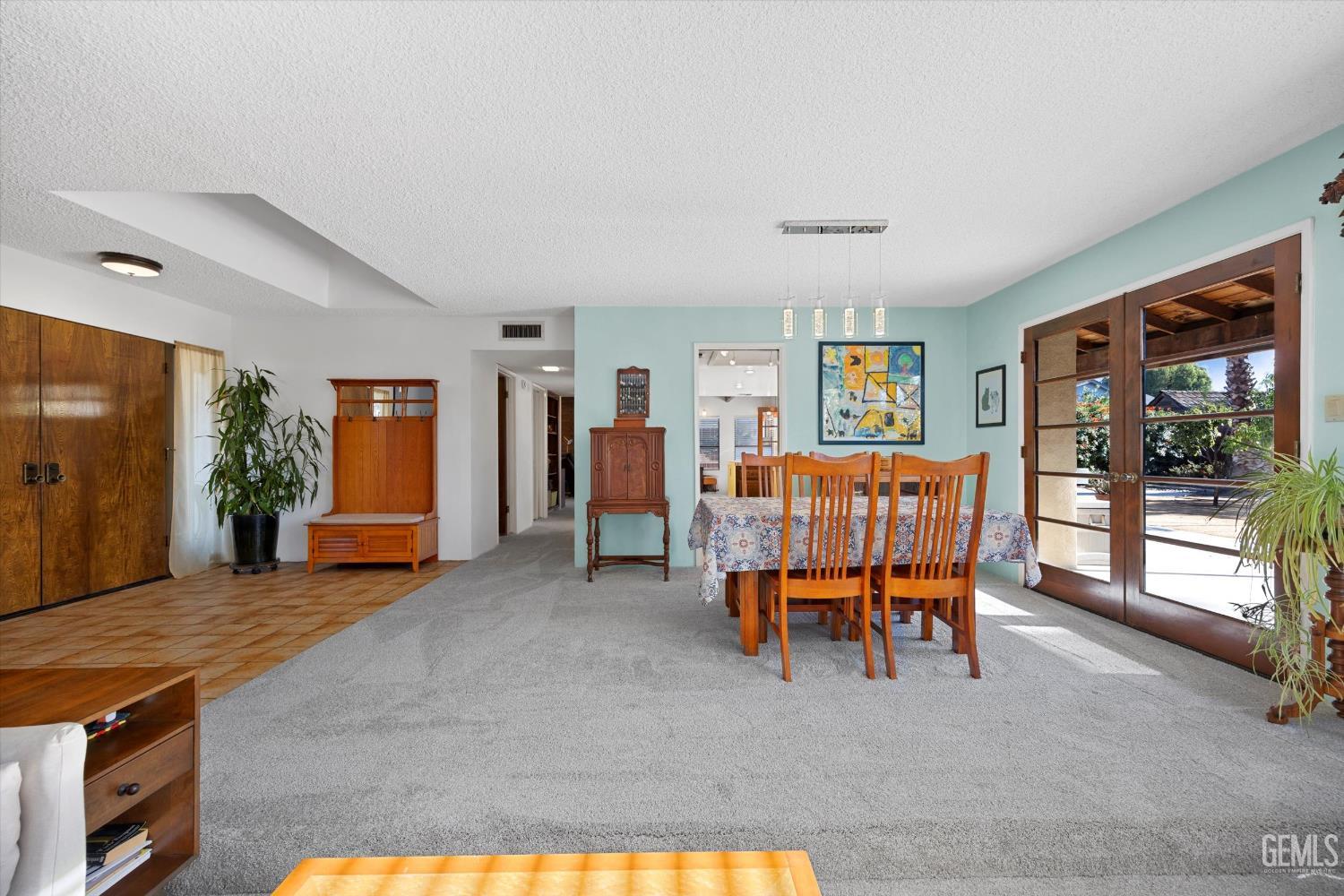 1912 Glenbrea Court