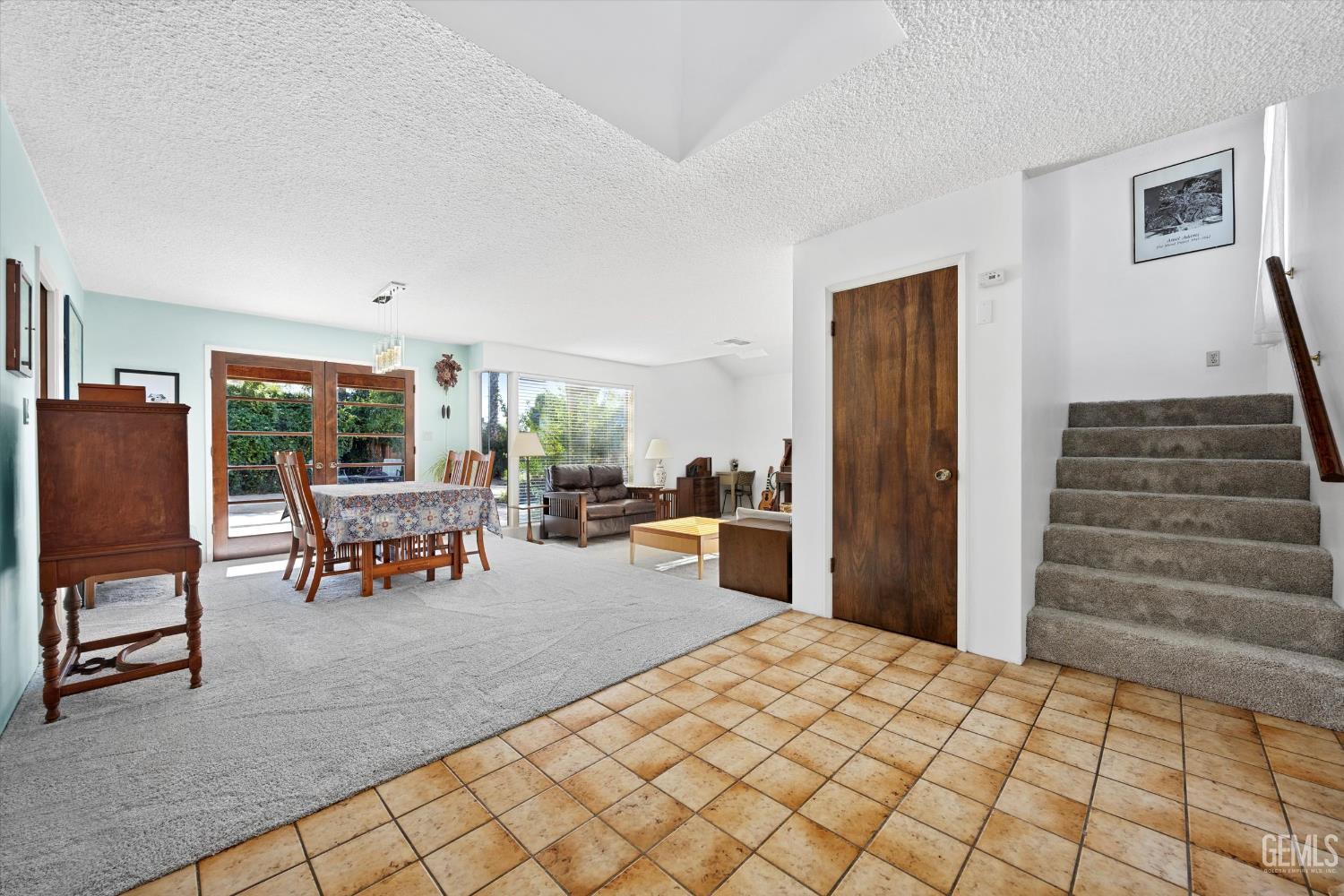 1912 Glenbrea Court