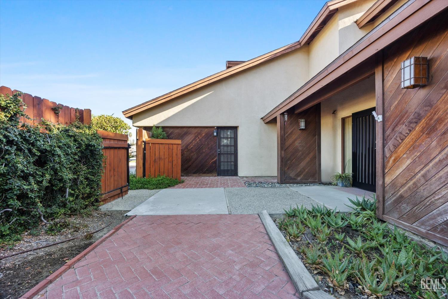 1912 Glenbrea Court