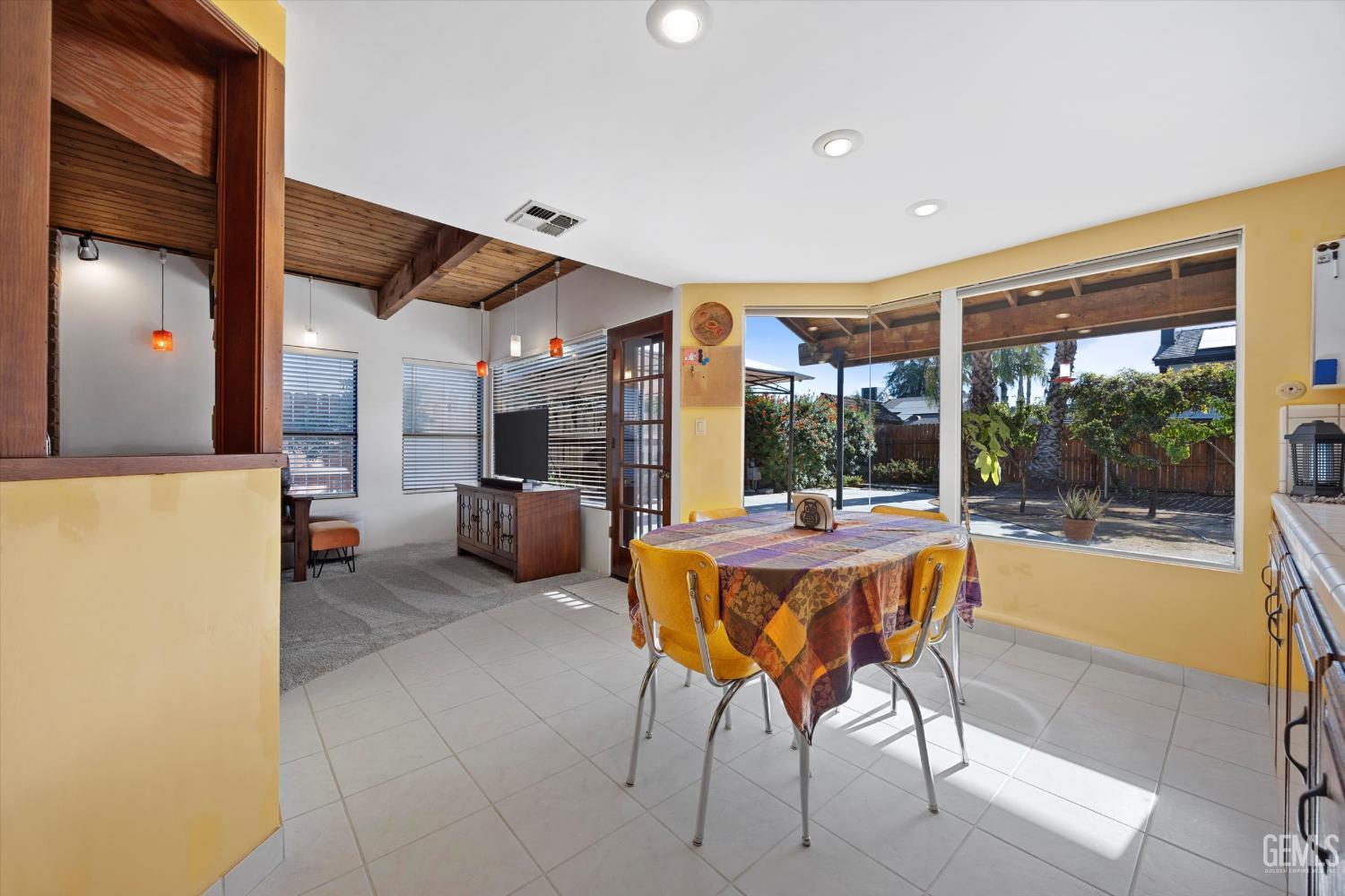 1912 Glenbrea Court