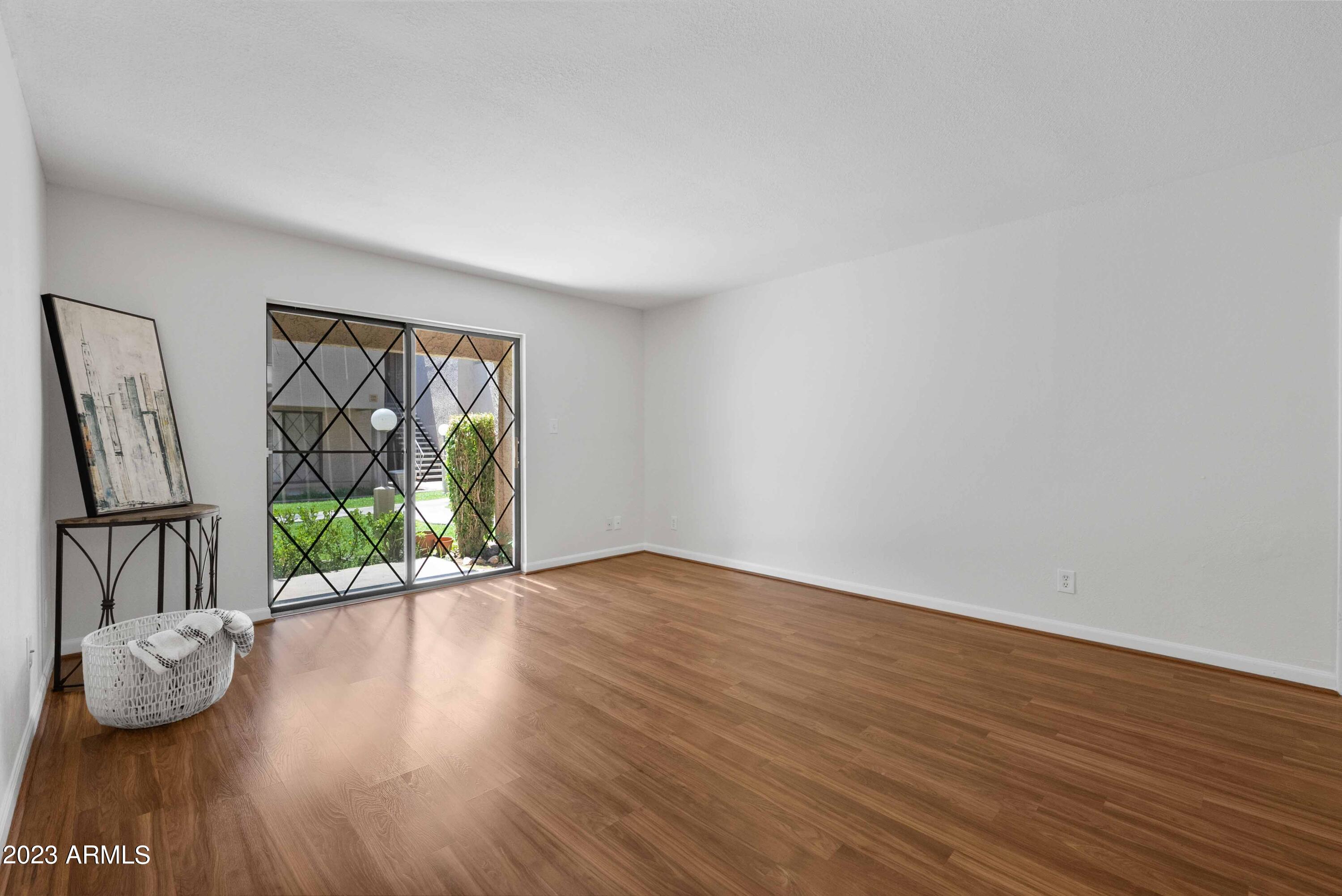 1920 W Lindner Avenue, 123