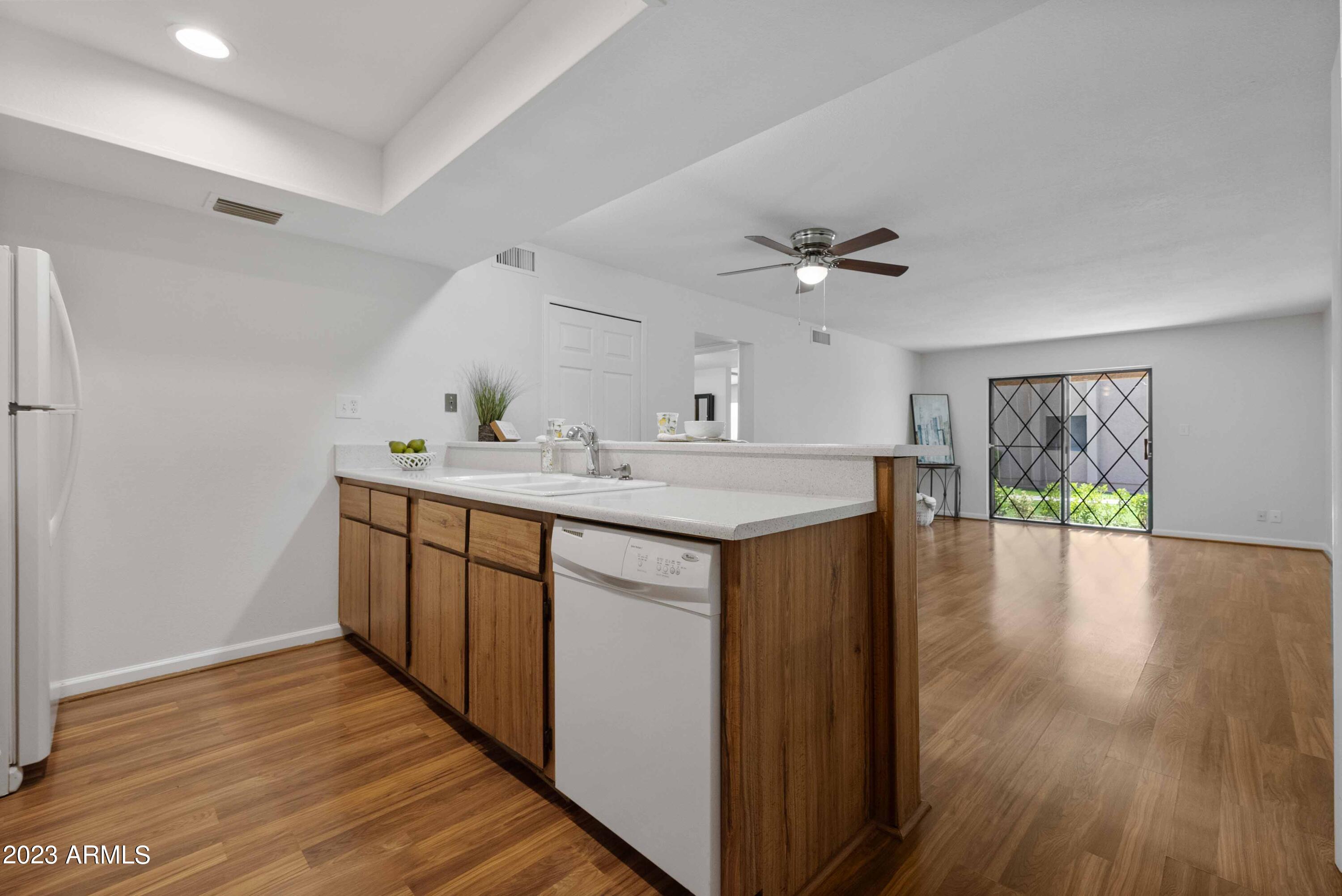1920 W Lindner Avenue, 123