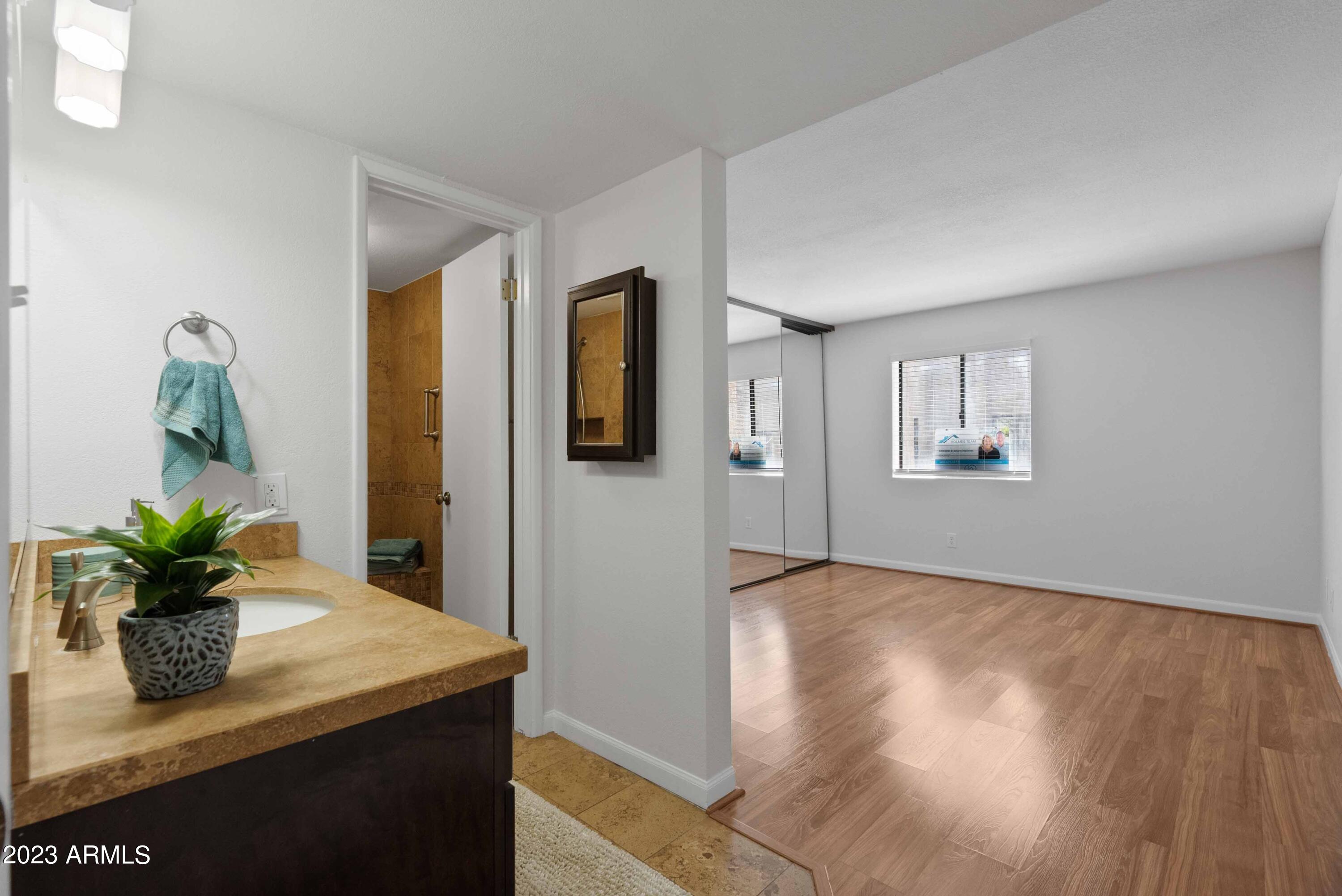 1920 W Lindner Avenue, 123