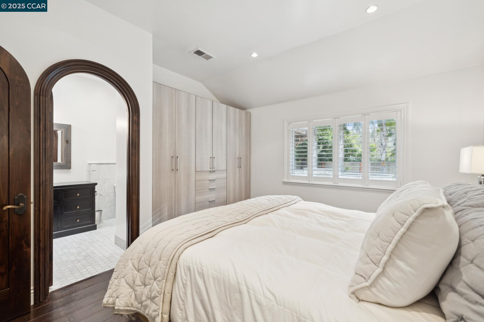 2420 White Oak Place