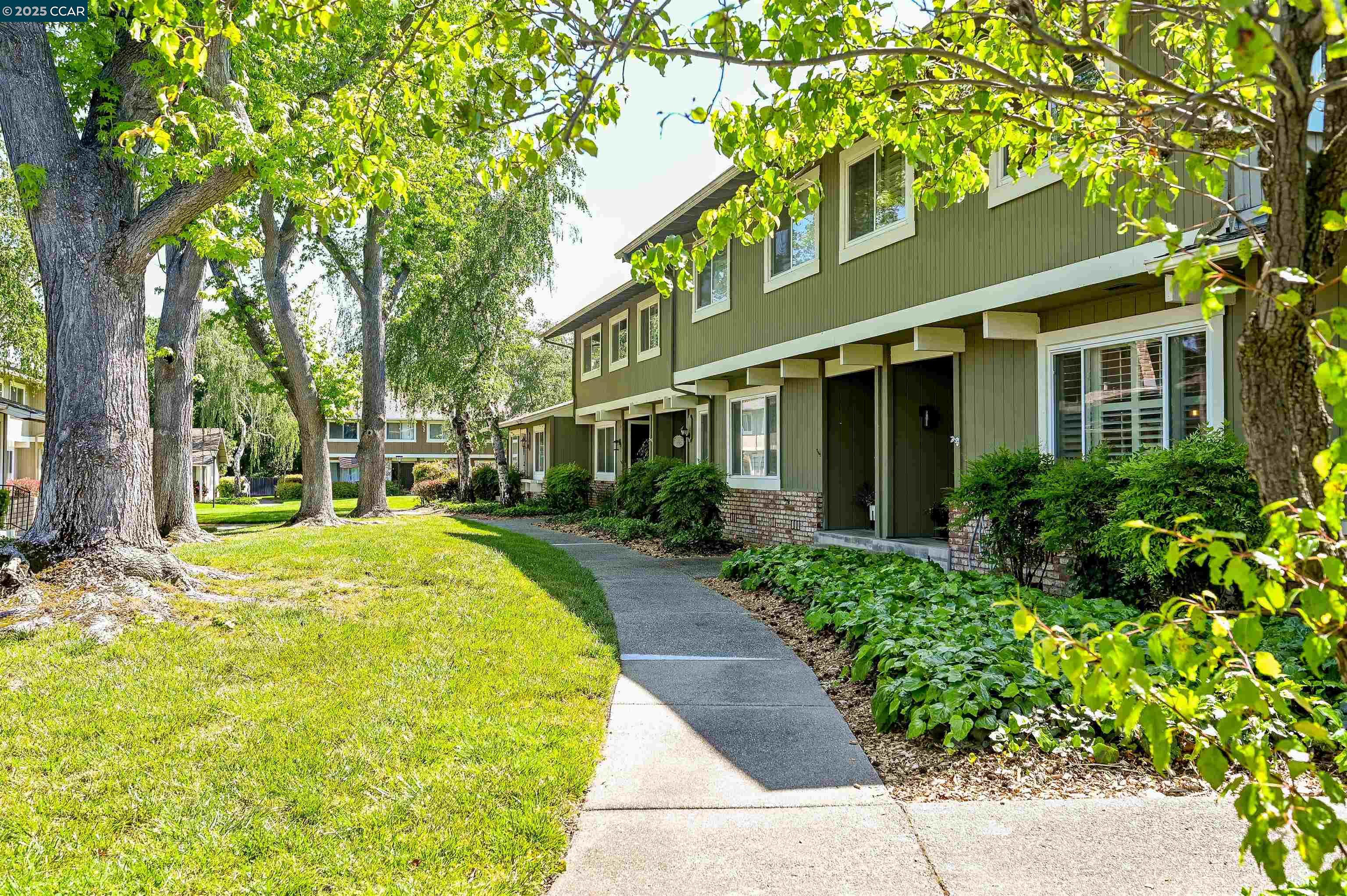 1452 Greenlawn Dr