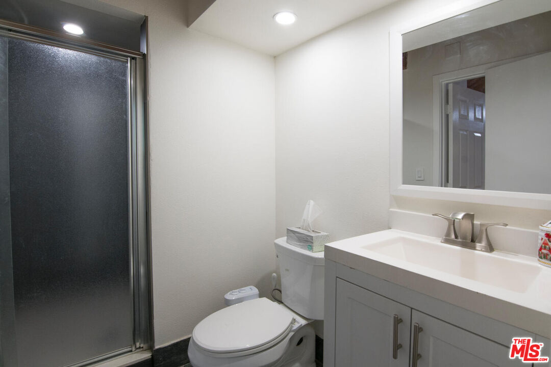 18407 Collins St Unit: B