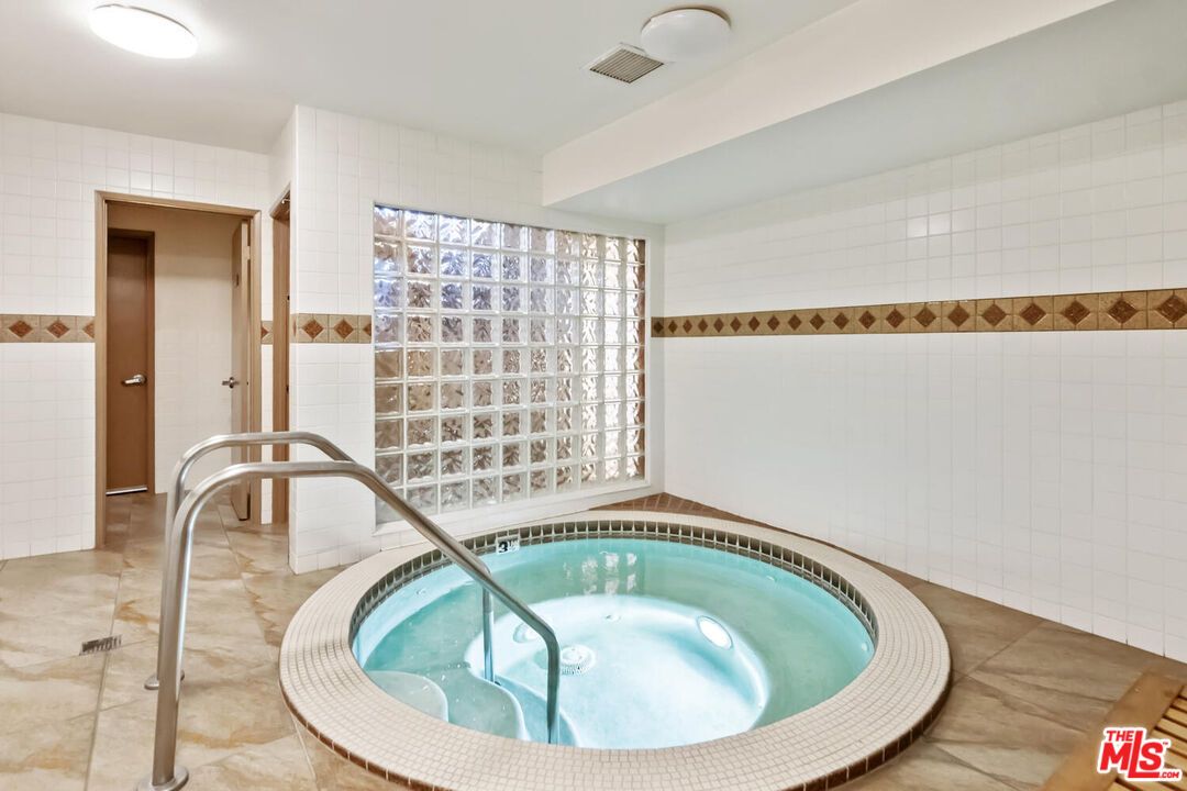 18407 Collins St Unit: B
