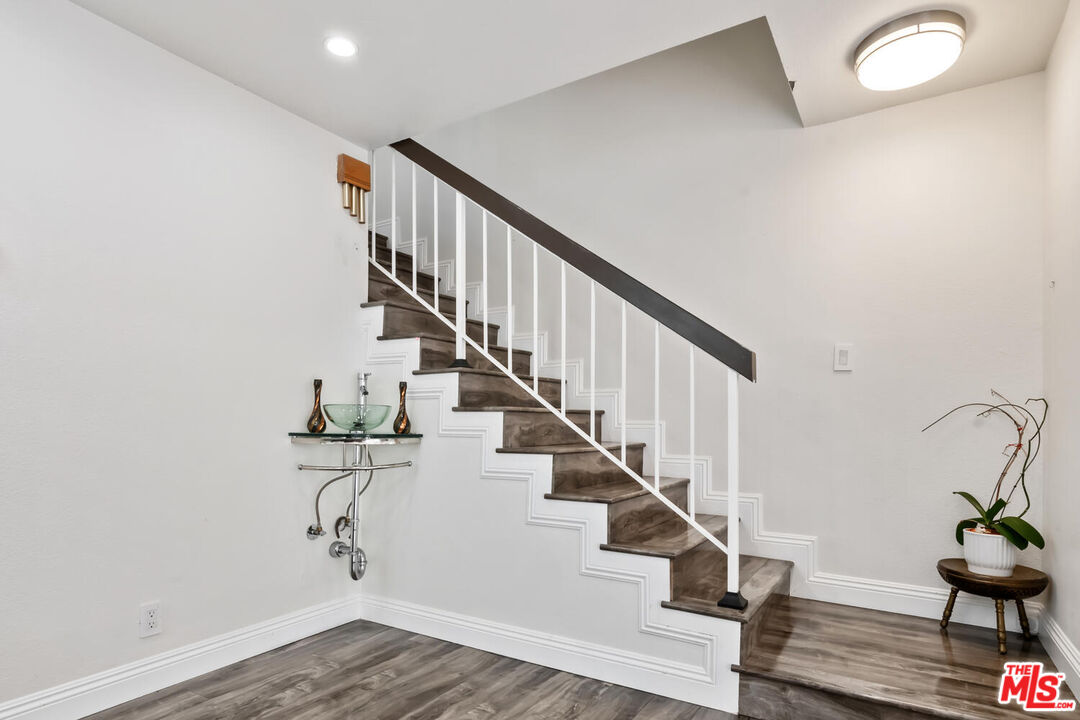 18407 Collins St Unit: B