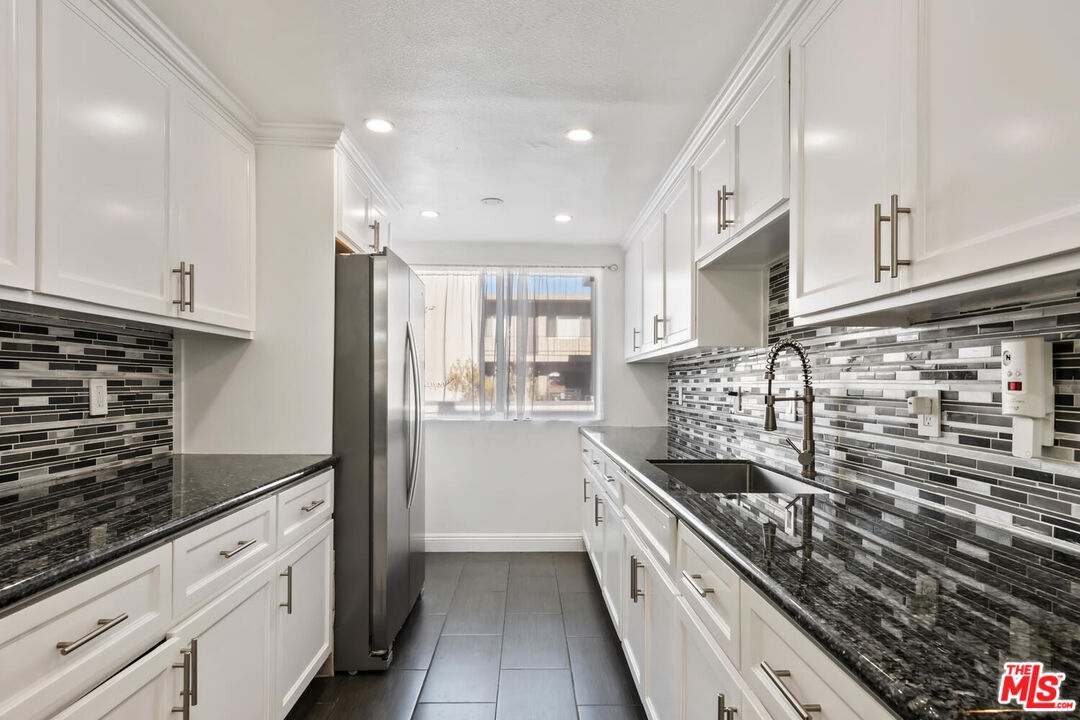 18407 Collins St Unit: B