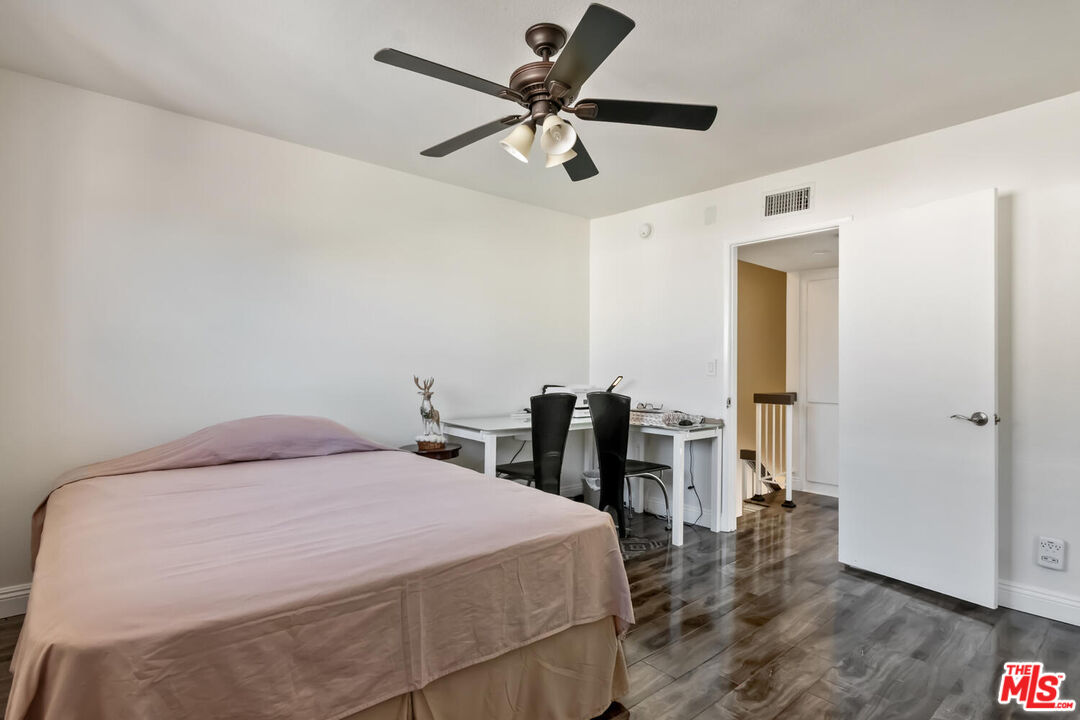 18407 Collins St Unit: B
