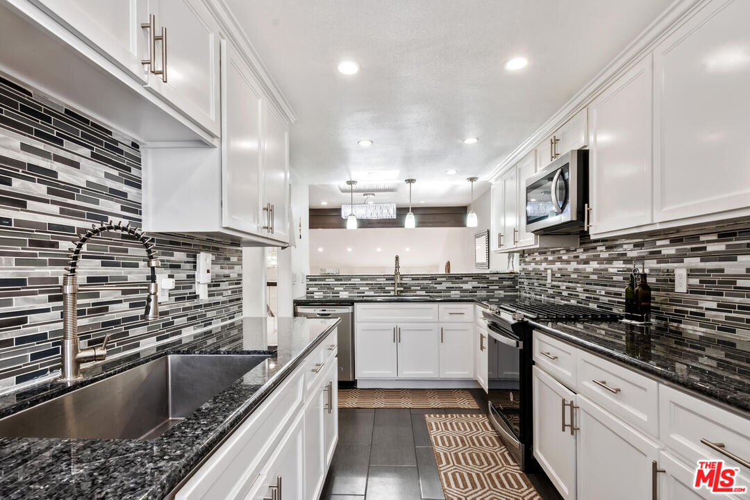 18407 Collins St Unit: B