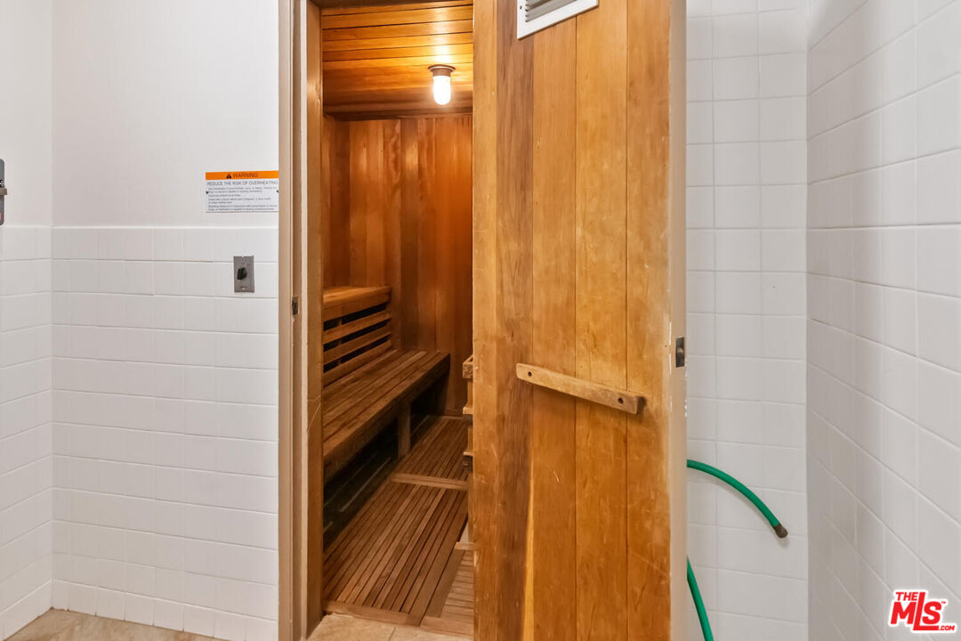 18407 Collins St Unit: B