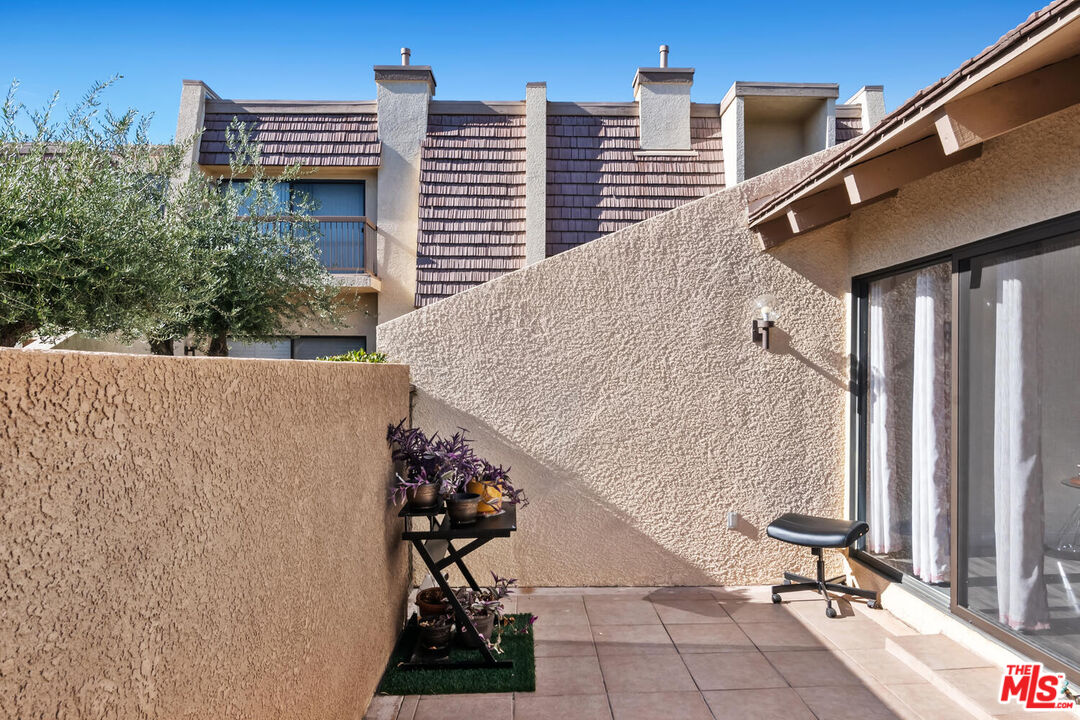 18407 Collins St Unit: B