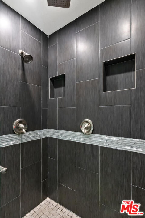 18407 Collins St Unit: B