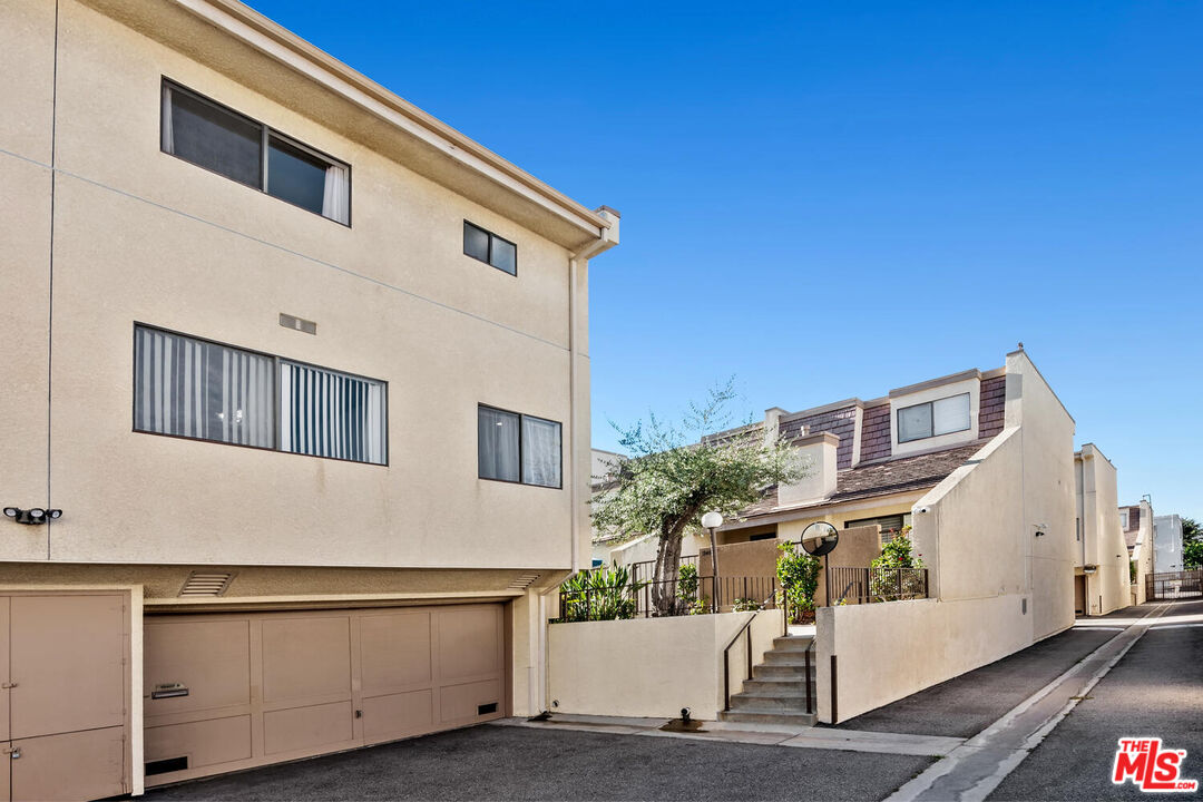 18407 Collins St Unit: B