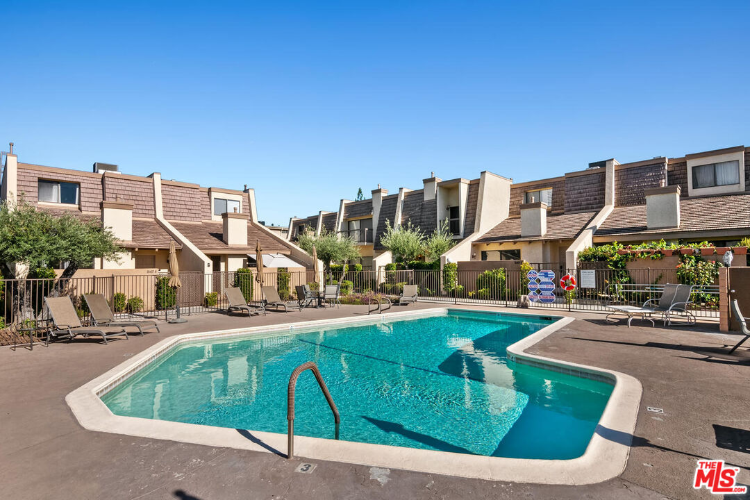 18407 Collins St Unit: B