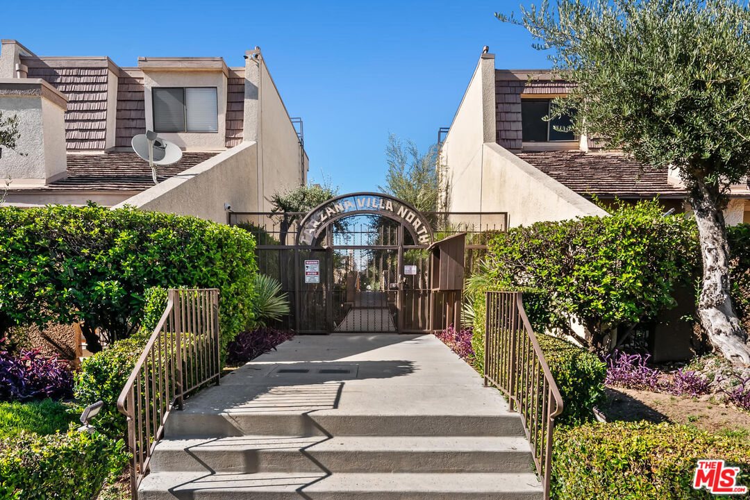 18407 Collins St Unit: B