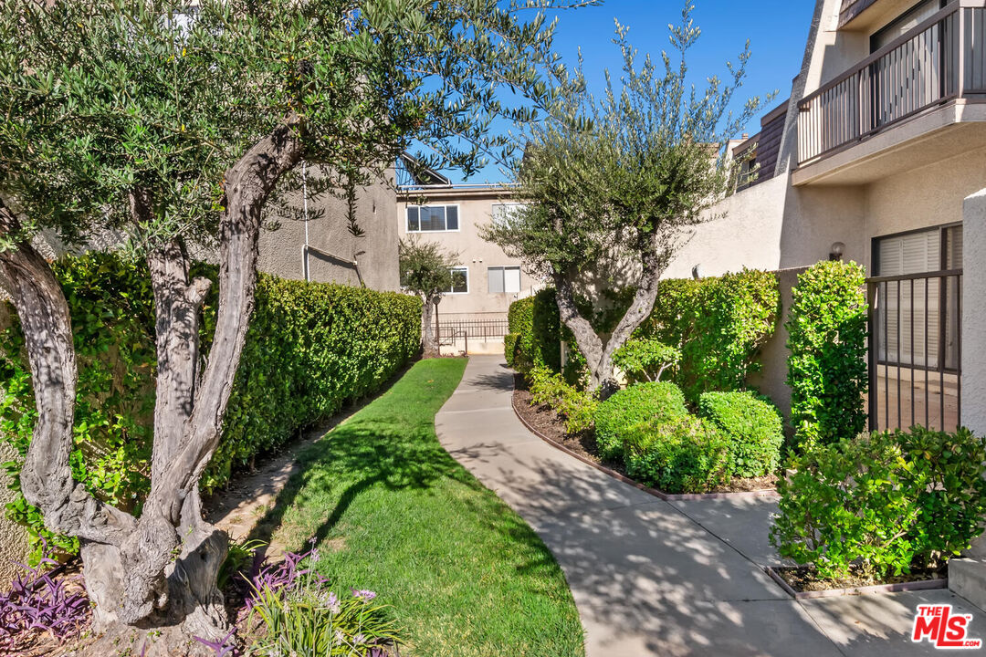 18407 Collins St Unit: B