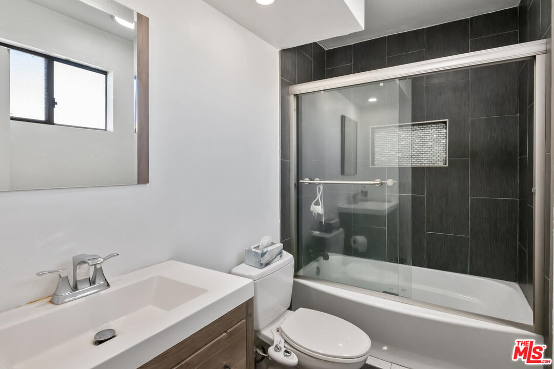 18407 Collins St Unit: B
