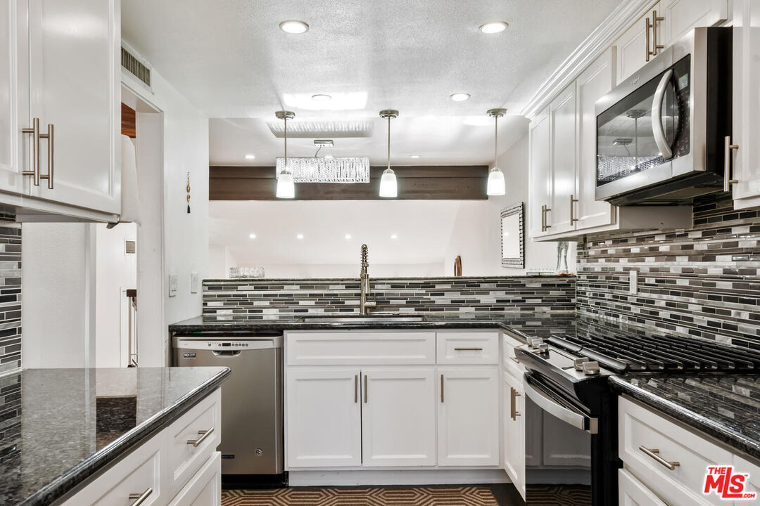 18407 Collins St Unit: B