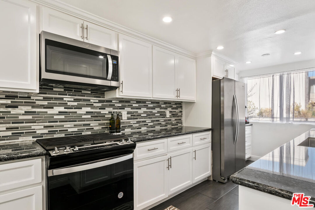 18407 Collins St Unit: B