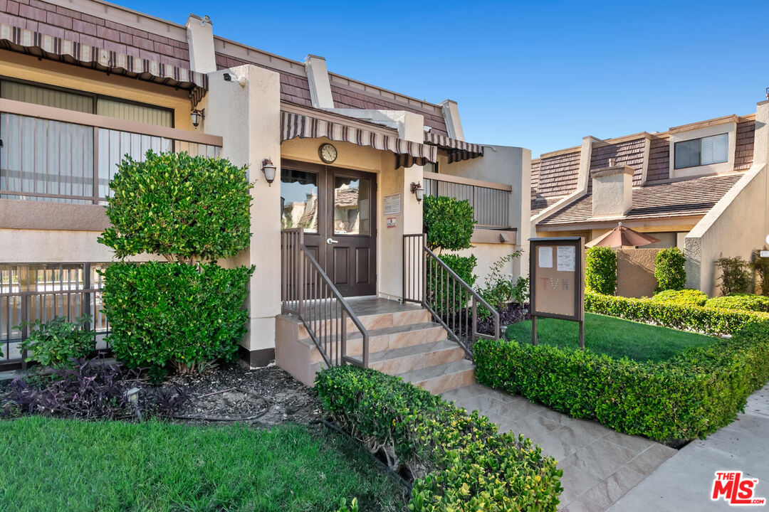 18407 Collins St Unit: B