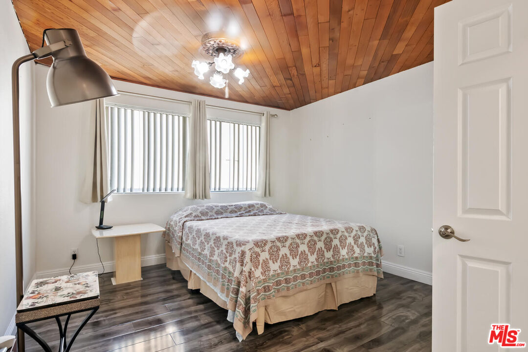 18407 Collins St Unit: B