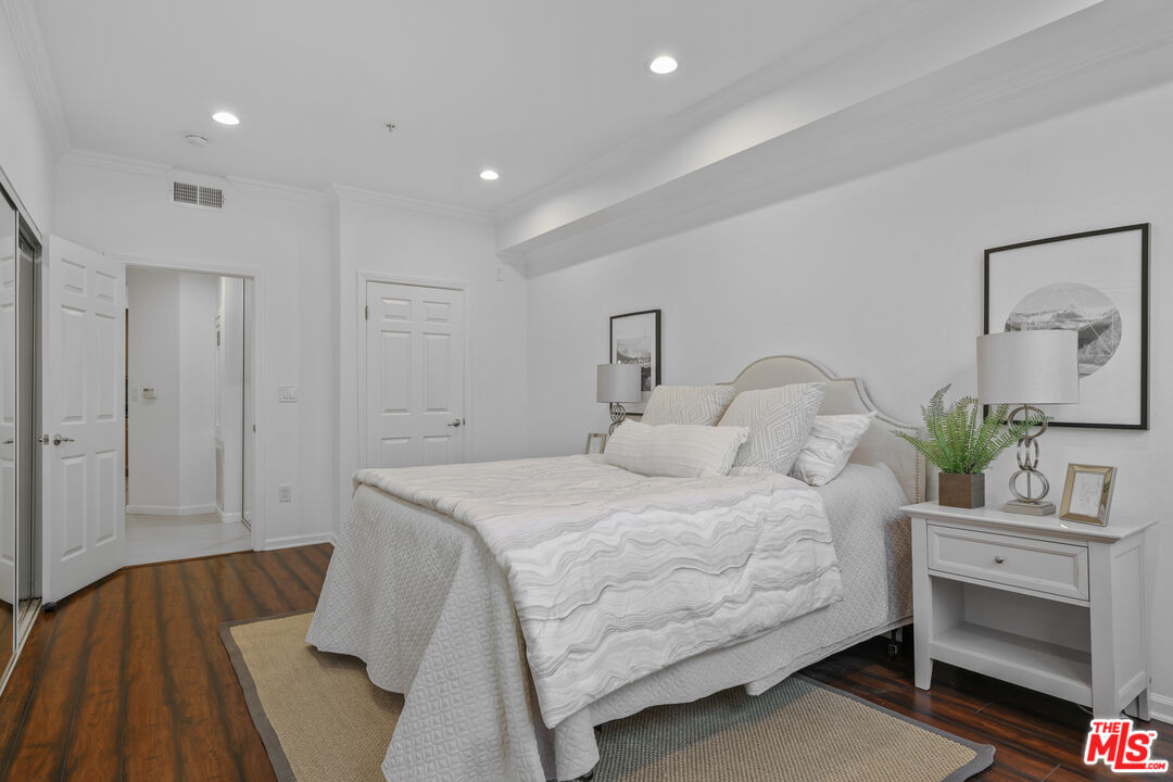 12407 Moorpark St Unit: 102