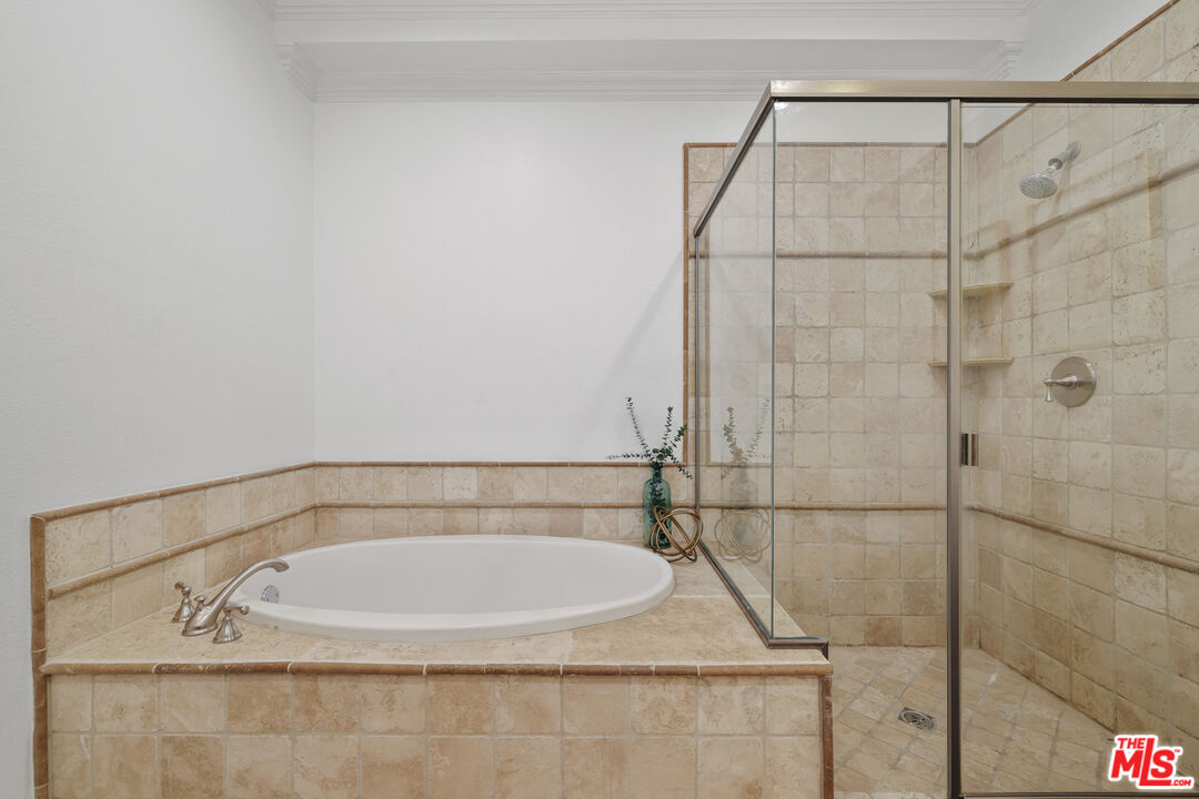 12407 Moorpark St Unit: 102