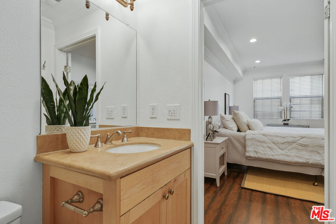 12407 Moorpark St Unit: 102