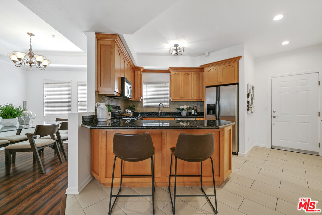 12407 Moorpark St Unit: 102