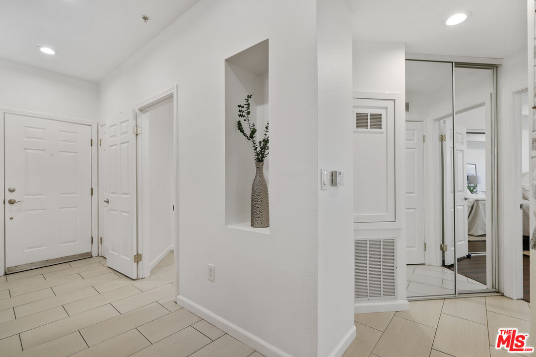 12407 Moorpark St Unit: 102