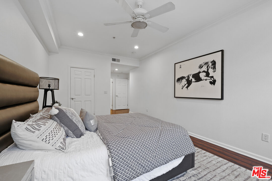 12407 Moorpark St Unit: 102